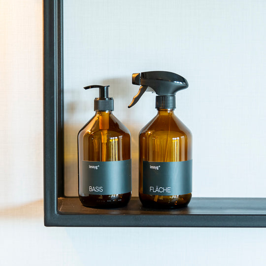 natürlicher Universalreiniger in recycelter Braunglasflasche mit Mischflasche von lessyg