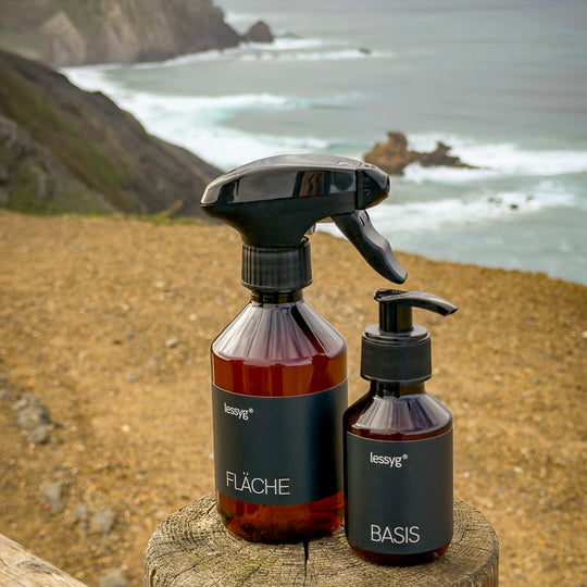 Camping Set aus recyceltem Kunststoff am Meer bestehend aus 100ml Basis und 250ml Mischflasche 