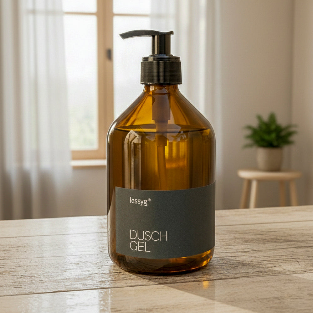 Braune Glas-Pumpflasche mit schwarzem Etikett „Duschgel“ steht auf einem holz  Untergrund in einer modernen Umgebung; sichtbar.
