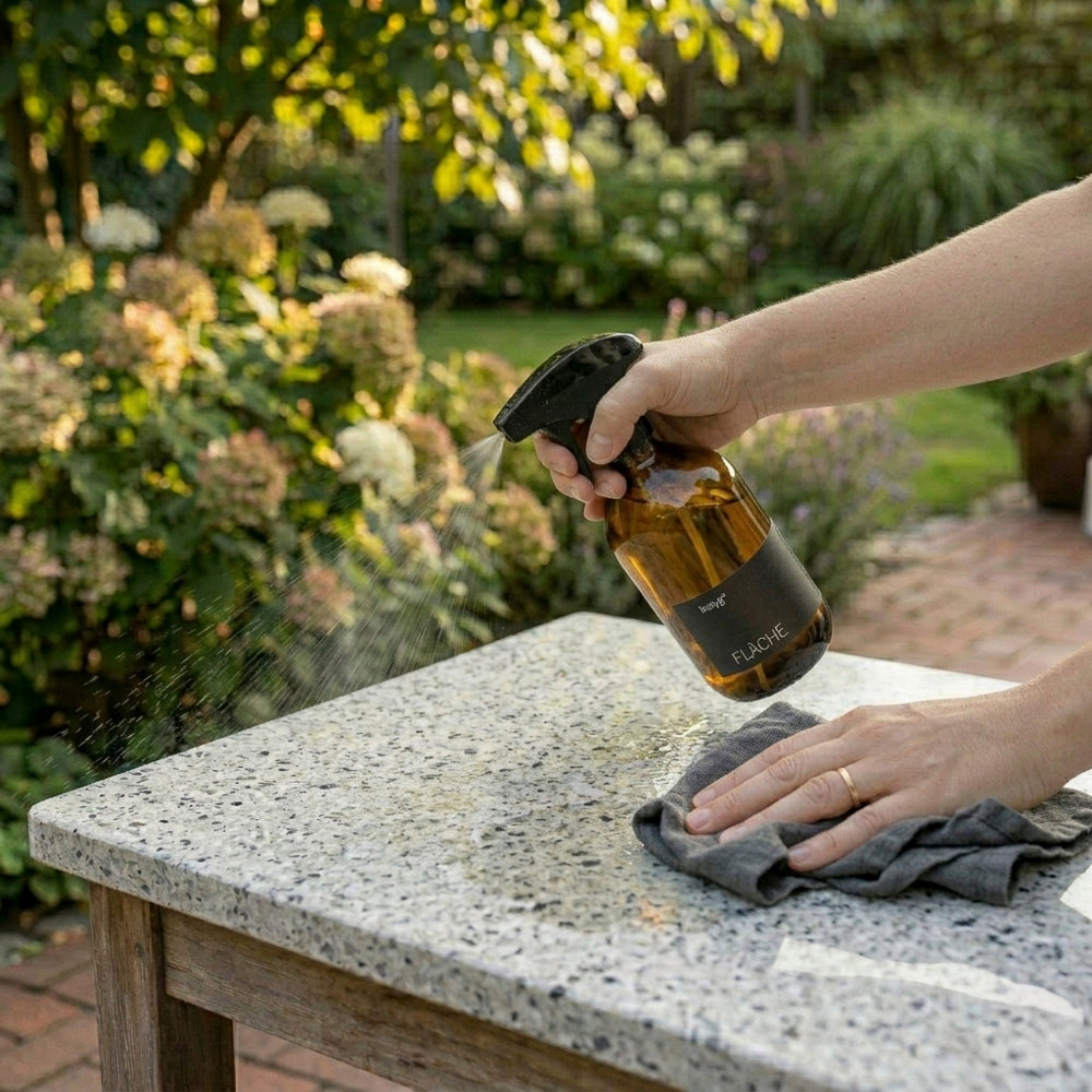 lessyg Fläche Mischung bei der Anwendung im Garten auf einem Tisch 100% natürlicher Reiniger 