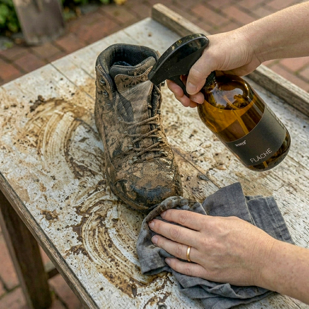 lessyg Fläche Mischung bei der Anwendung draussen zum Schuhe reinigen ohne Chemie 100% natürlich