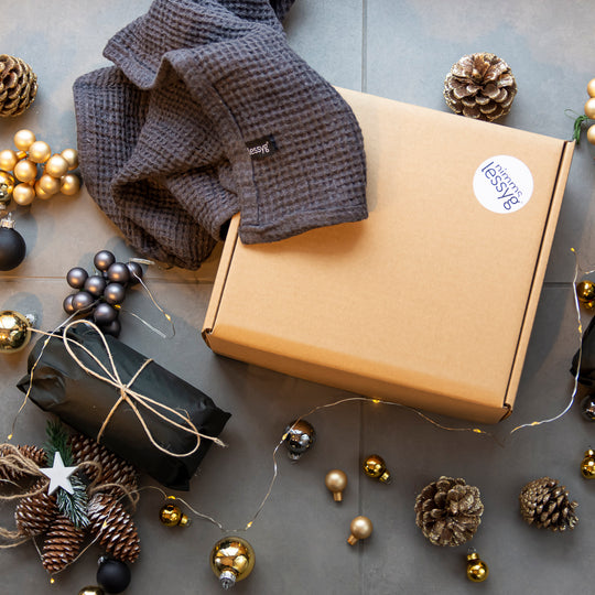 Geschenkbox mit eingepackter Flasche 