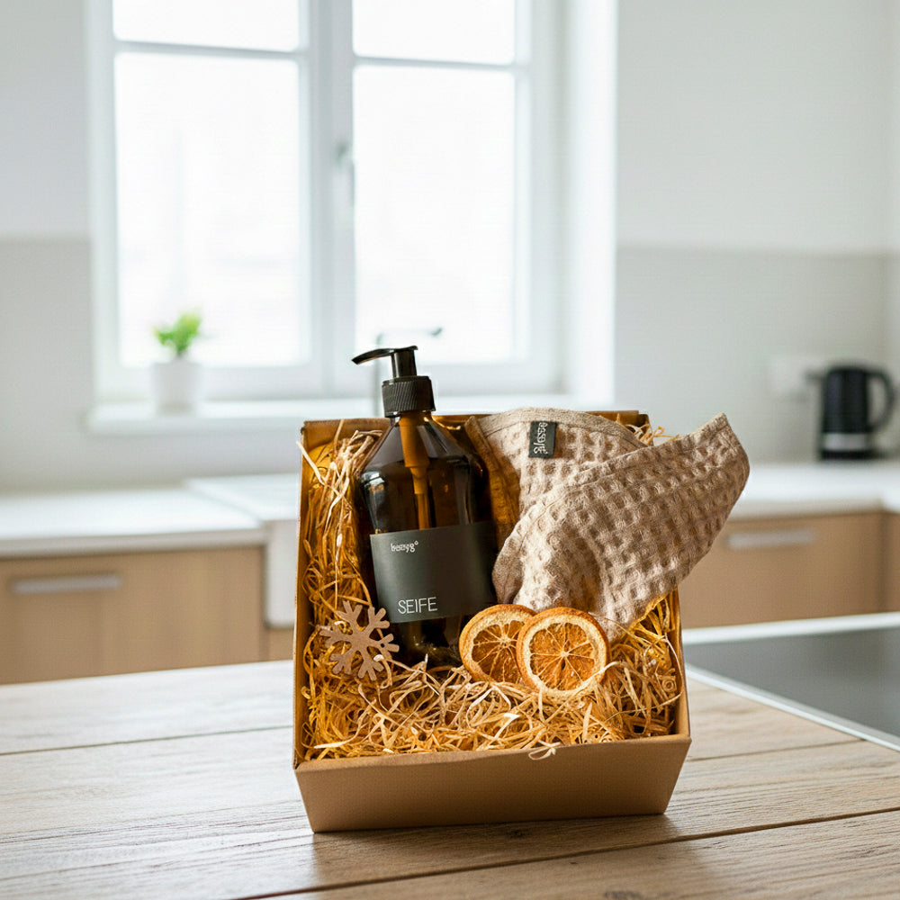 Geschenkbox mit Hand und Körper Seife 500ml Braunglas pH-neutral biologisch abbaubar mit Waffeltuch Grete 25x25cm 100% Öko Tex Leinen Made in Germany 