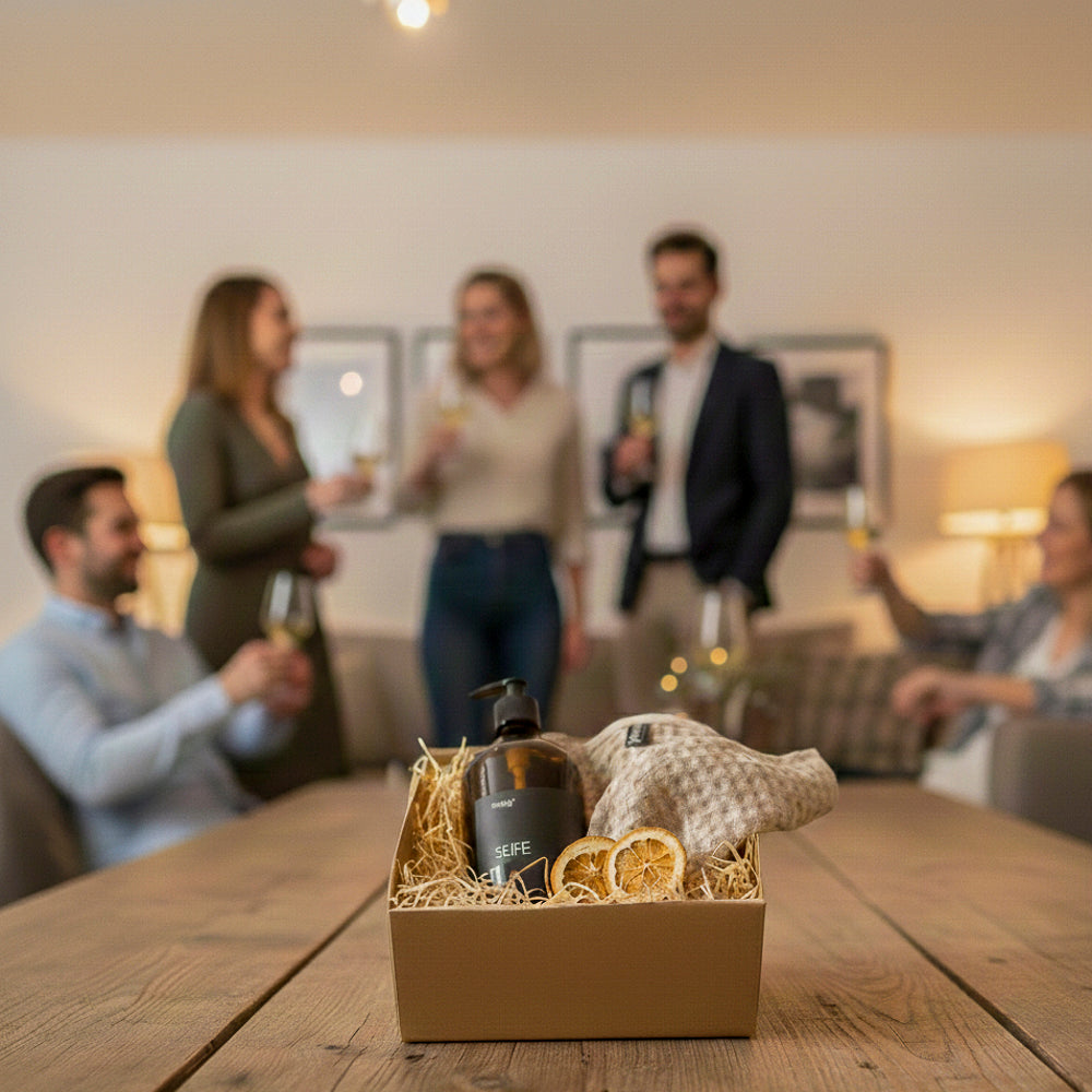 Geschenkbox mit Hand und Körper Seife 500ml Braunglas mit Waffeltuch Grete 25x25cm 100% Öko Tex Leinen Made in Germany ideales Geschenk für Einweihungspartys