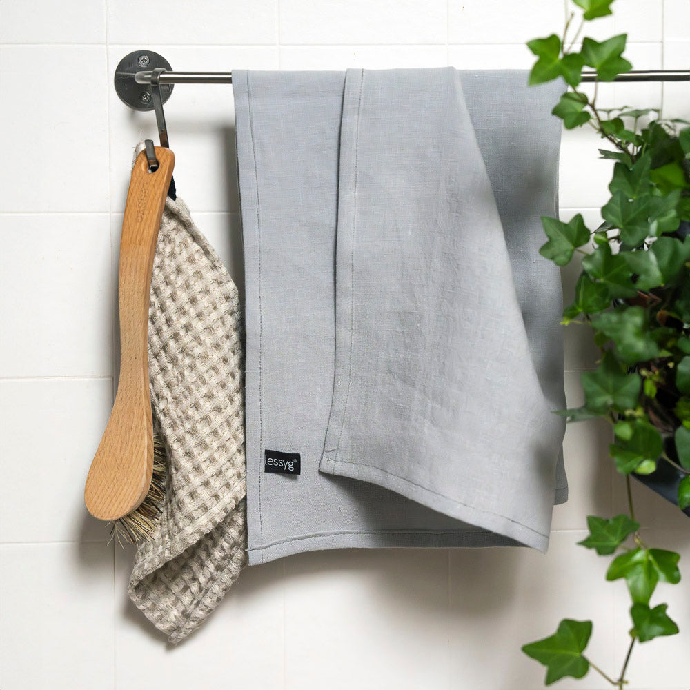 Leinen Geschirrtuch Wilhelmine hellgrau handgemacht Deutschland
Nachhaltiges Geschirrtuch aus Ökotex Leinen antibakteriell
Geschirrtuch Leinen 45x65cm Made in Germany