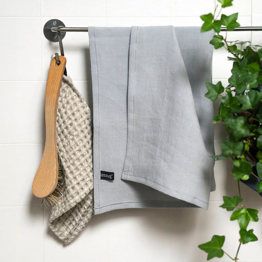 Leinen Geschirrtuch Wilhelmine hellgrau handgemacht Deutschland
Nachhaltiges Geschirrtuch aus Ökotex Leinen antibakteriell
Geschirrtuch Leinen 45x65cm Made in Germany