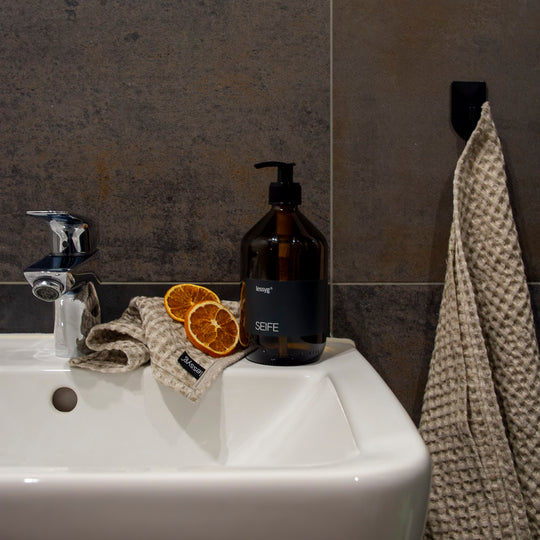 Leinentuch Grete Waffelpiqué 25x25cm Gesichtsreinigung antibakteriell mit lessyg Seife 500ml Braunglas pH-neutral biologisch abbaubar mit ätherischem Orangen Öl 