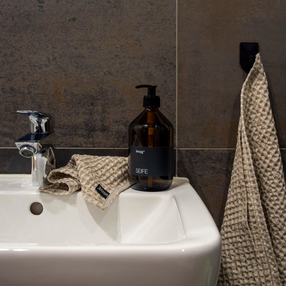 lessyg Seife 500ml Braunglas pH-neutral biologisch abbaubar mit Waffeltuch Grete 25x25cm