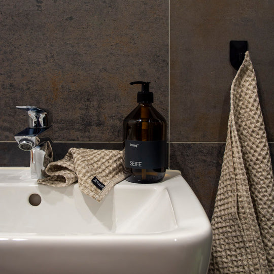 lessyg Seife 500ml Braunglas pH-neutral biologisch abbaubar mit Waffeltuch Grete 25x25cm