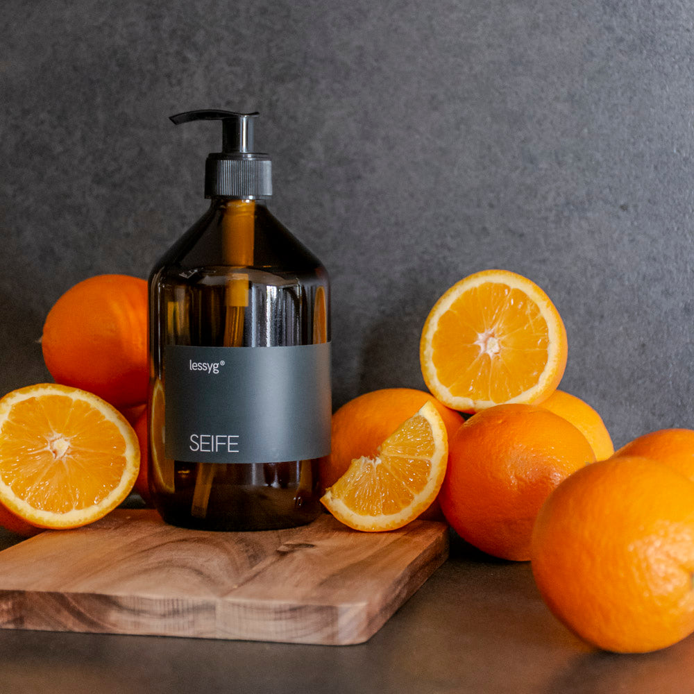 Hand und Körperseife, Duschgel mit dem ätherischen Öl Duft von 110 Orangen. Ohne Mikroplastik, PEGs, Parabene, Farbstoffe, Chemische Duftstoffe/ Parfüm.
Vegan, tierversuchsfrei, hergestellt im Allgäu von lessyg