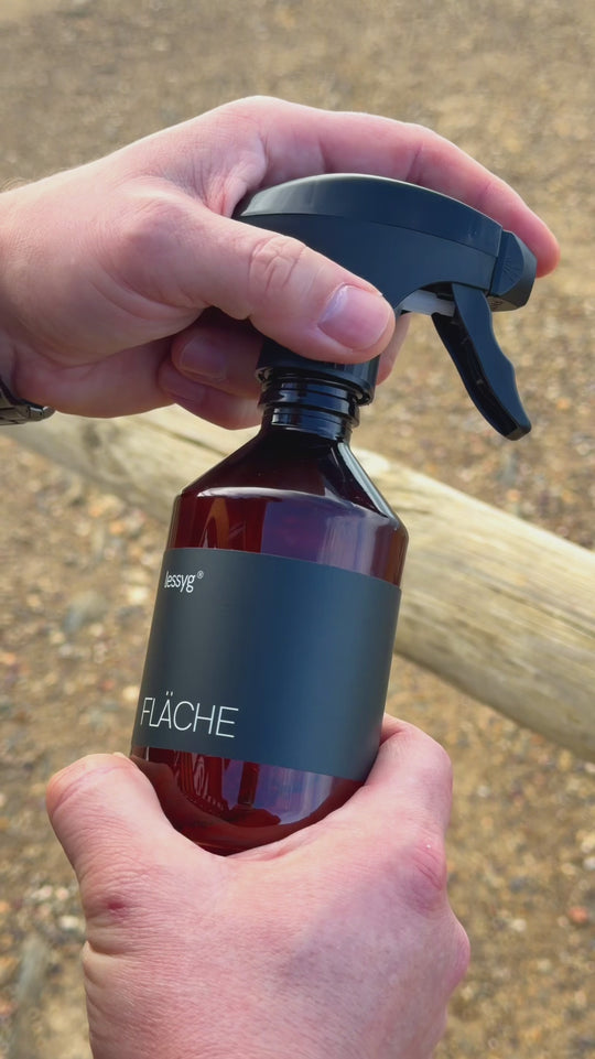 einfach deinen Sprühreiniger unterwegs selber Mischen aus der lessyg Basis und der Mischflasche 